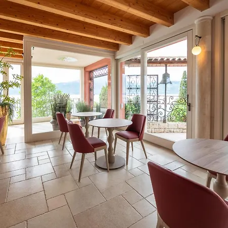 Leopardi 4s - Adults Only